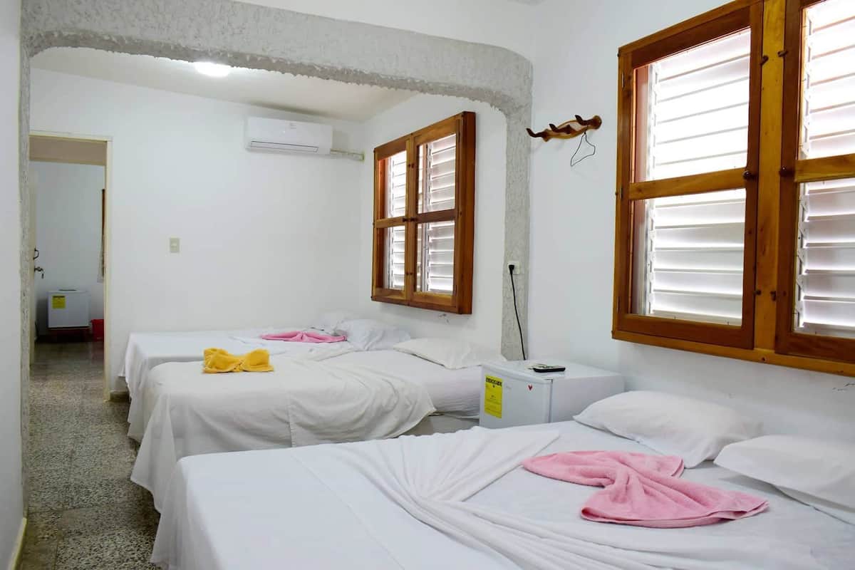 Minibar, sistema de insonorización y ropa de cama