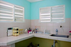 Refrigerador, placa de cocina, utensilios de cocina