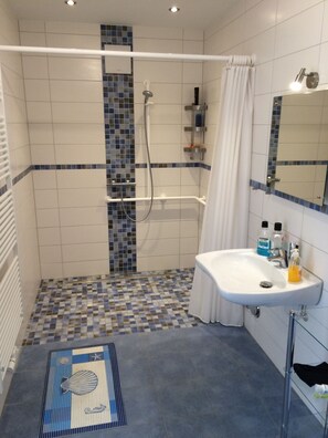 Apartamento, acessível (West) | Banheiro | Chuveiro, produtos de toalete grátis, secador de cabelo 