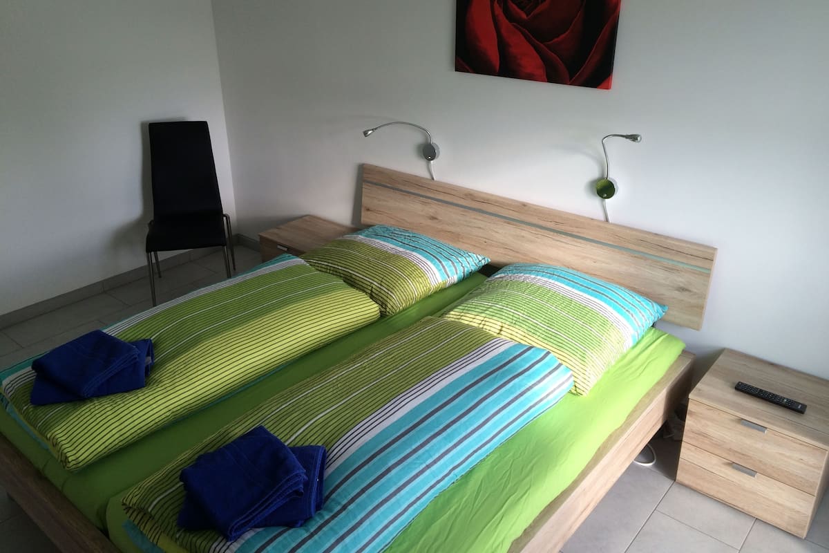 Een kluis op de kamer, een bureau, extra bedden, gratis wifi