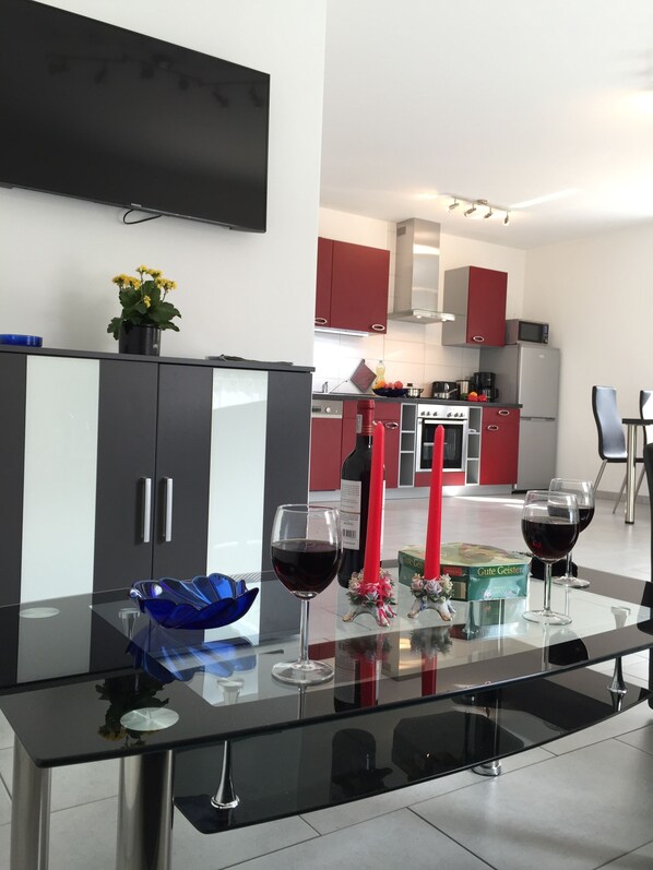 Apartment (Süd) | Living room | LED TV - Bett & Bike Eden (Senftenberg)