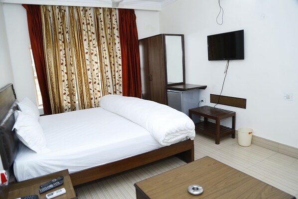 Executive Room, 1 King Bed, Smoking | Rollaway beds, bed sheets