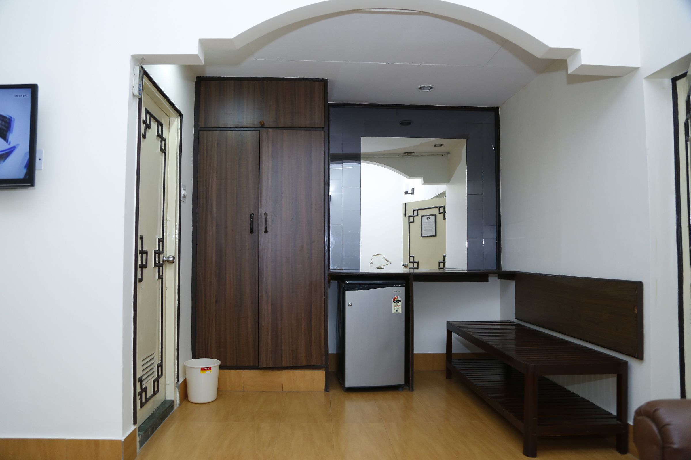 Executive Room, 1 King Bed, Smoking | Rollaway beds, bed sheets