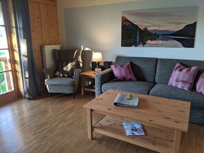 Condo (Birnbaum) | Aire de séjour | Téléviseur à écran plat, lecteur de DVD, table de ping-pong