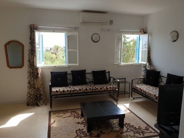 شقة مريحة - غرفتا نوم | منطقة المعيشة | تلفزيون بلازما