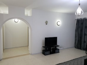 Apartamento Confort, 2 habitaciones | Zona de estar | Una televisión de plasma