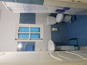 Comfort-lejlighed - 2 soveværelser | Badeværelse | Bruser, hårtørrer, hjemmesko, håndklæder