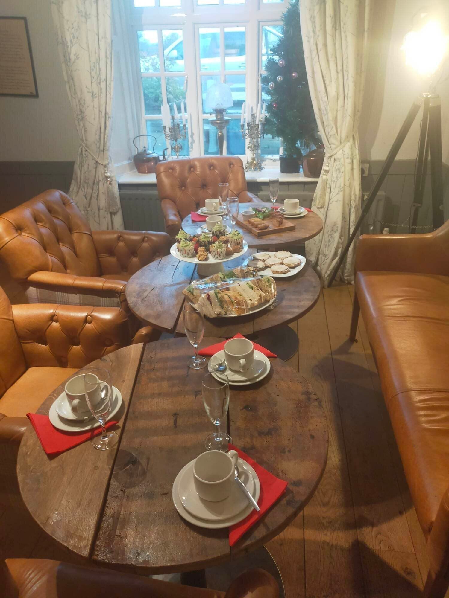 Un comedor con una mesa de madera dispuesta para una comida, rodeado de sillas de cuero.