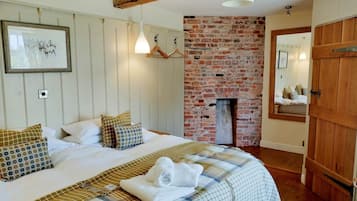 Double Room | Hypo-allergenic bedding, iron/ironing board, free WiFi, bed sheets