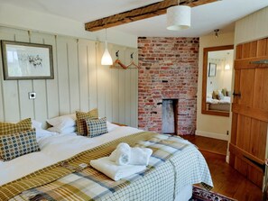 Double Room | Hypo-allergenic bedding, iron/ironing board, free WiFi, bed sheets - Cann Office Hotel (Welshpool)