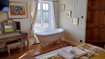 Deluxe Double Room, Bathtub | Hypo-allergenic bedding, iron/ironing board, free WiFi, bed sheets