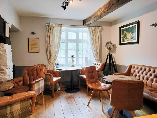 Lounge - Cann Office Hotel (Welshpool)