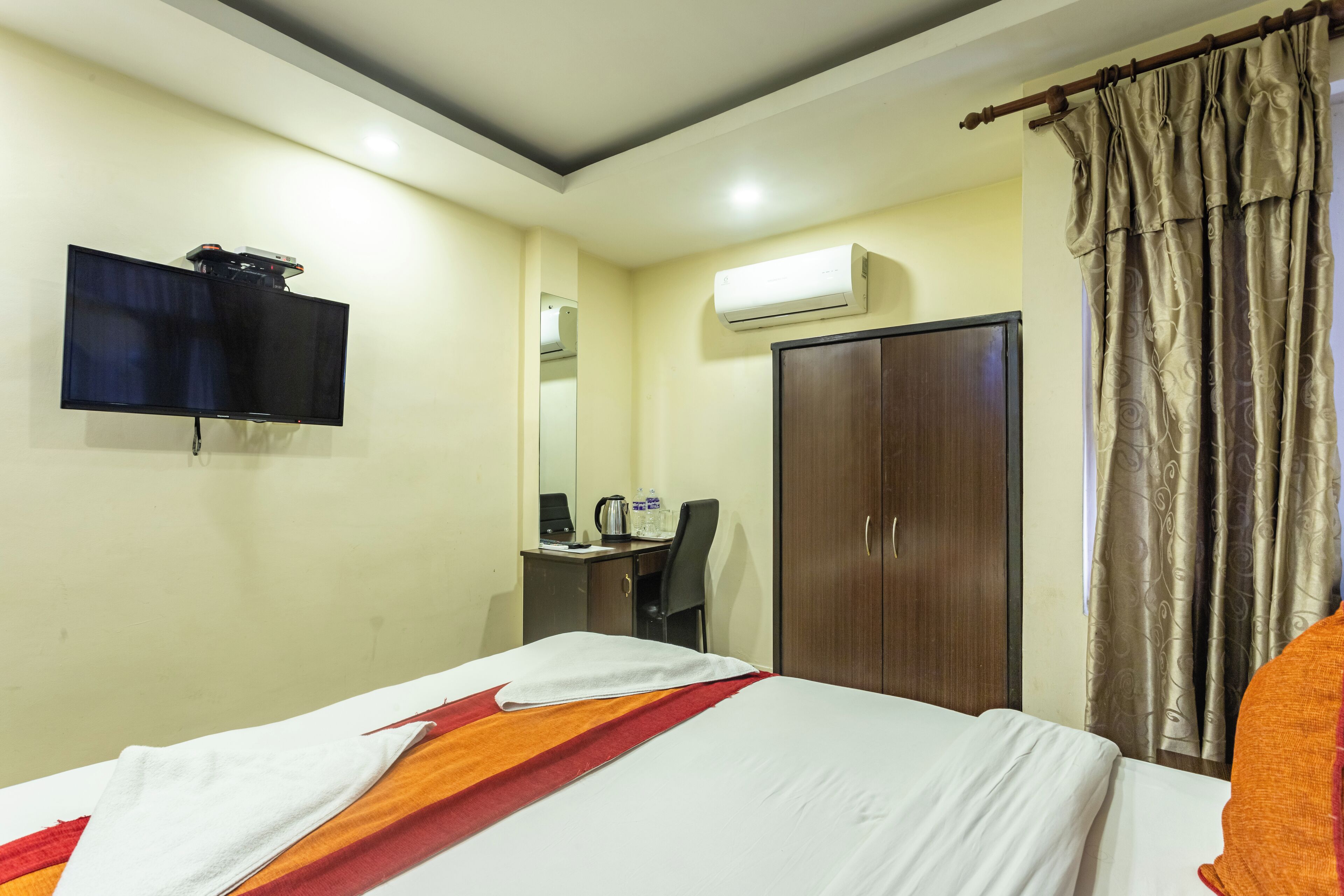 1 bedroom, premium bedding, desk, laptop workspace