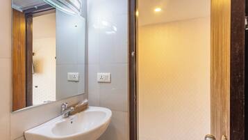 Douche, douche à « effet pluie », articles de toilette gratuits