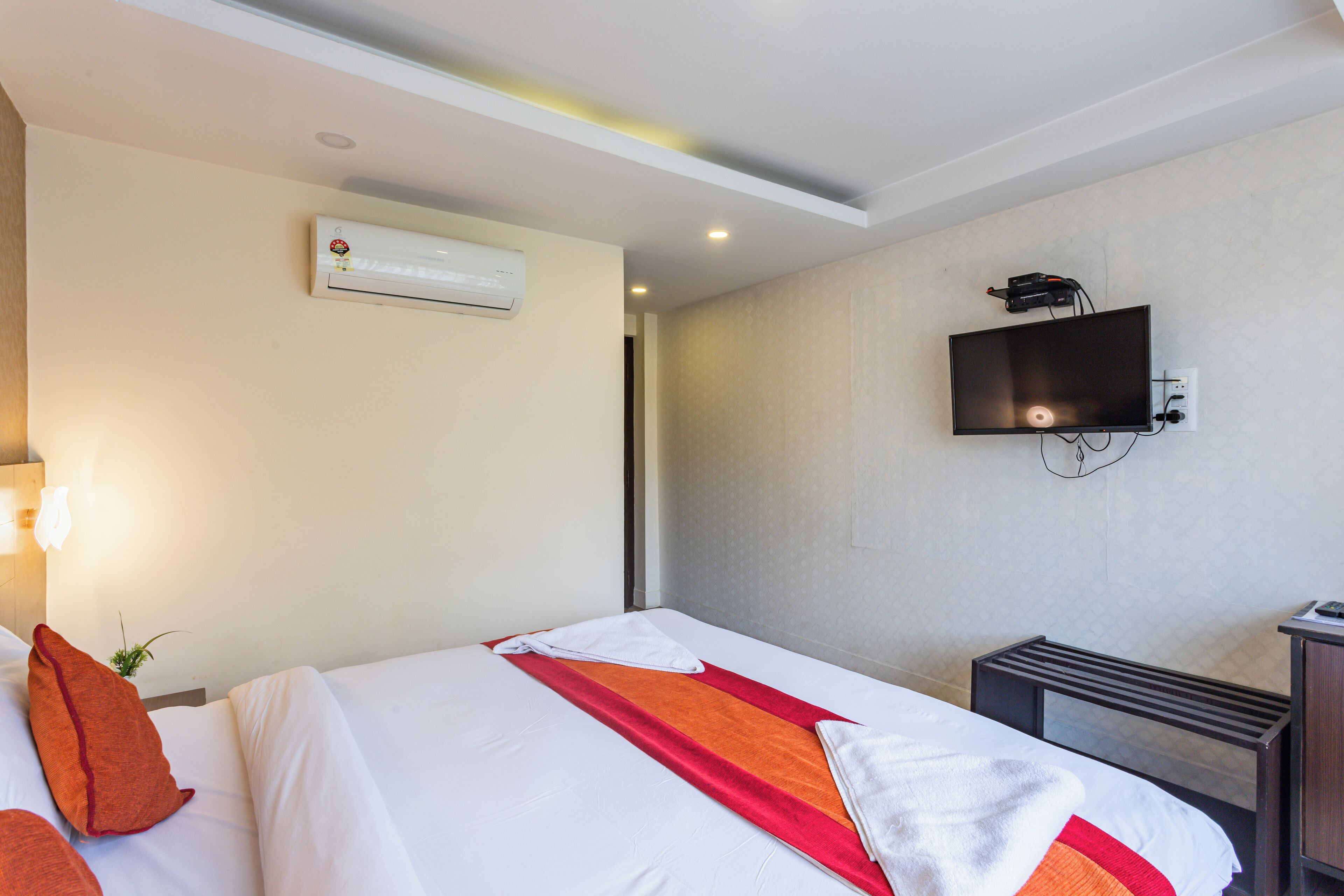 1 bedroom, premium bedding, desk, laptop workspace