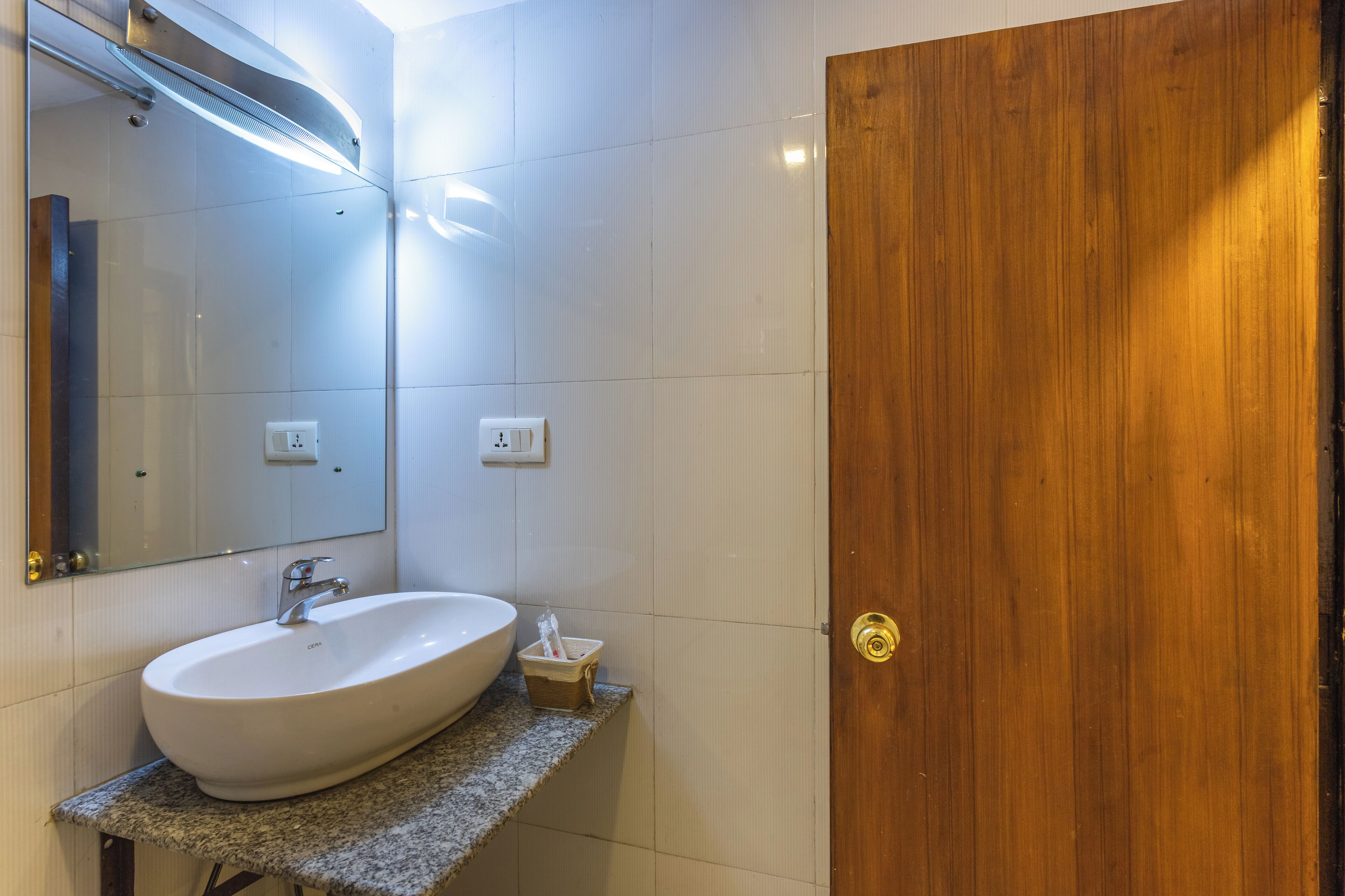 shower, rainfall showerhead, free toiletries, hair dryer