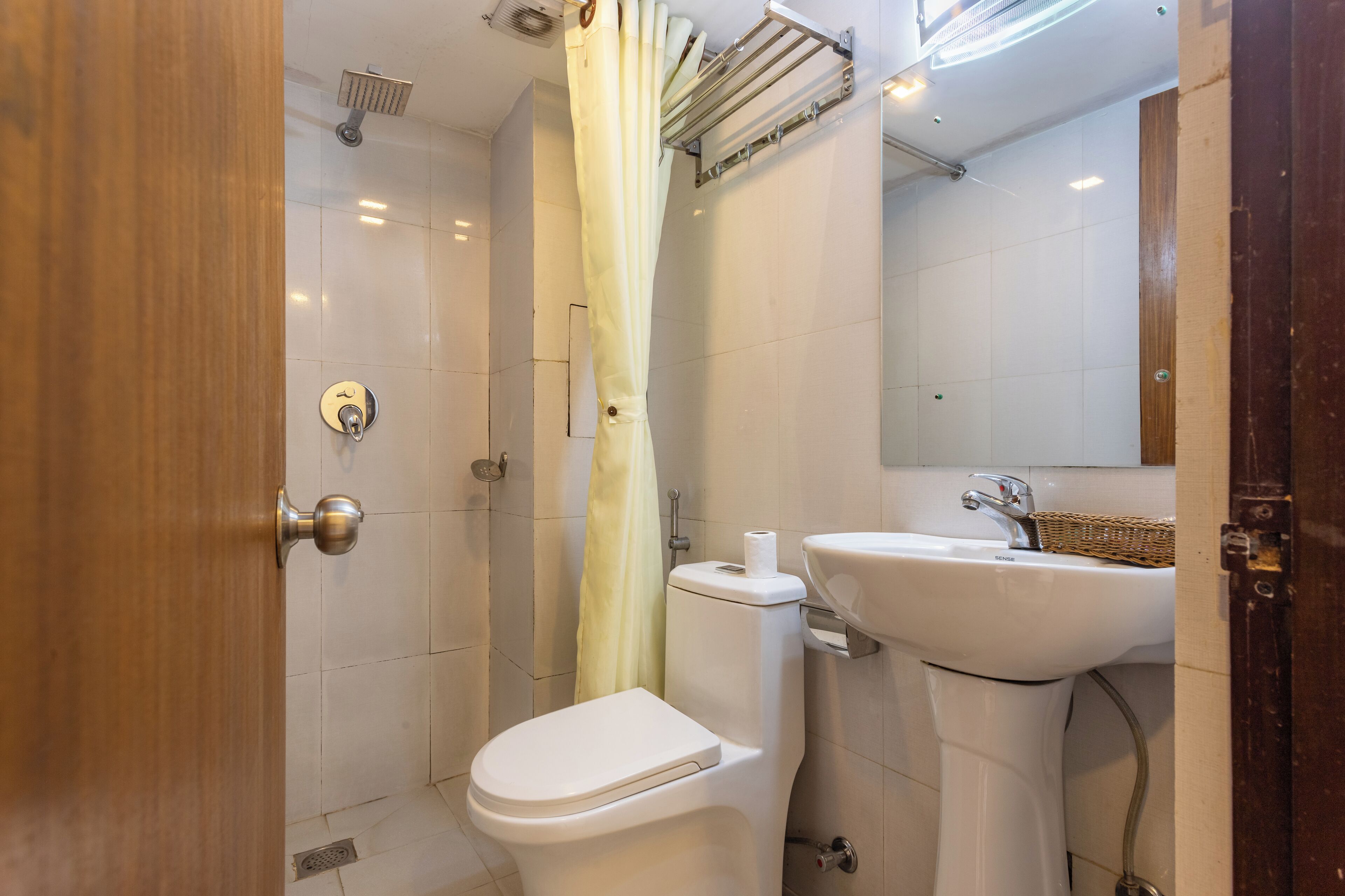 shower, rainfall showerhead, free toiletries, hair dryer