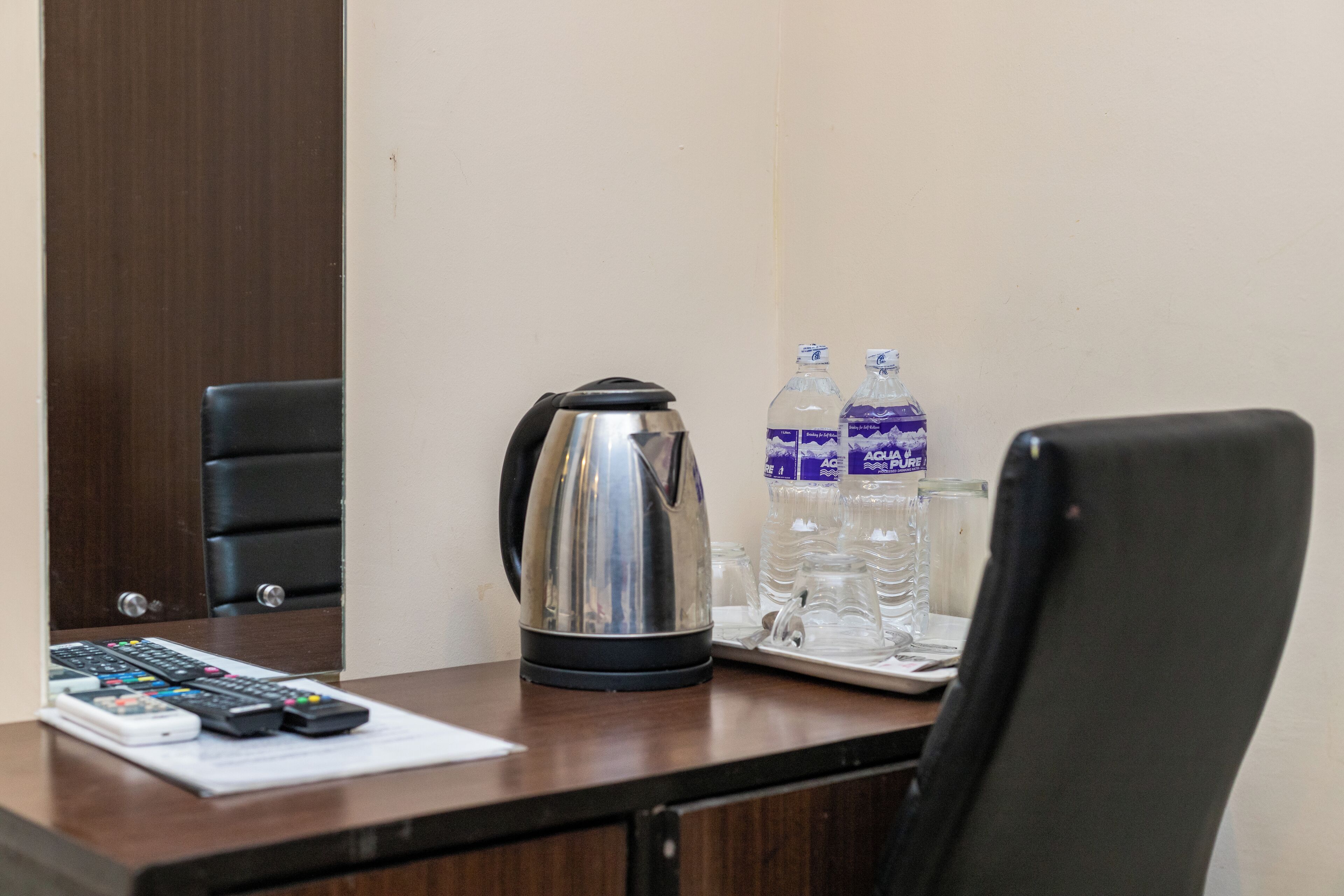 1 bedroom, premium bedding, desk, laptop workspace