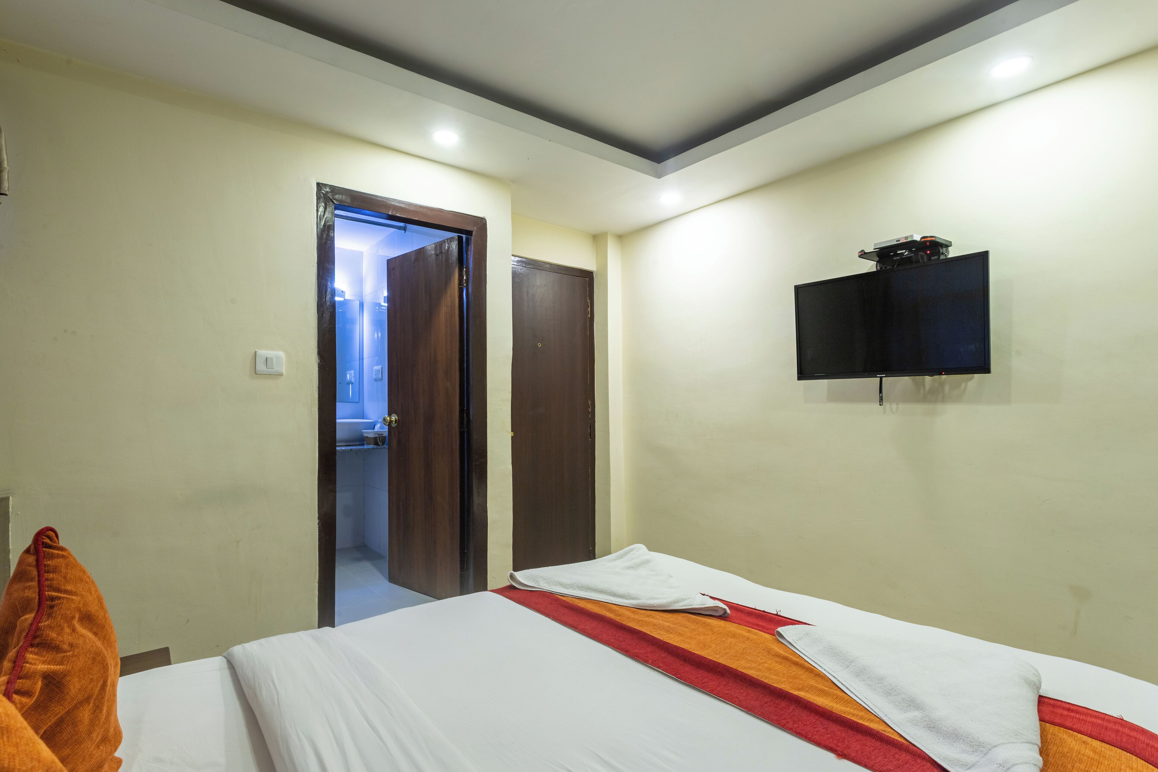 1 bedroom, premium bedding, desk, laptop workspace