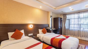 Phòng 2 giường đơn Deluxe | Bộ đồ giường cao cấp, bàn, khu vực làm việc phù hợp cho laptop