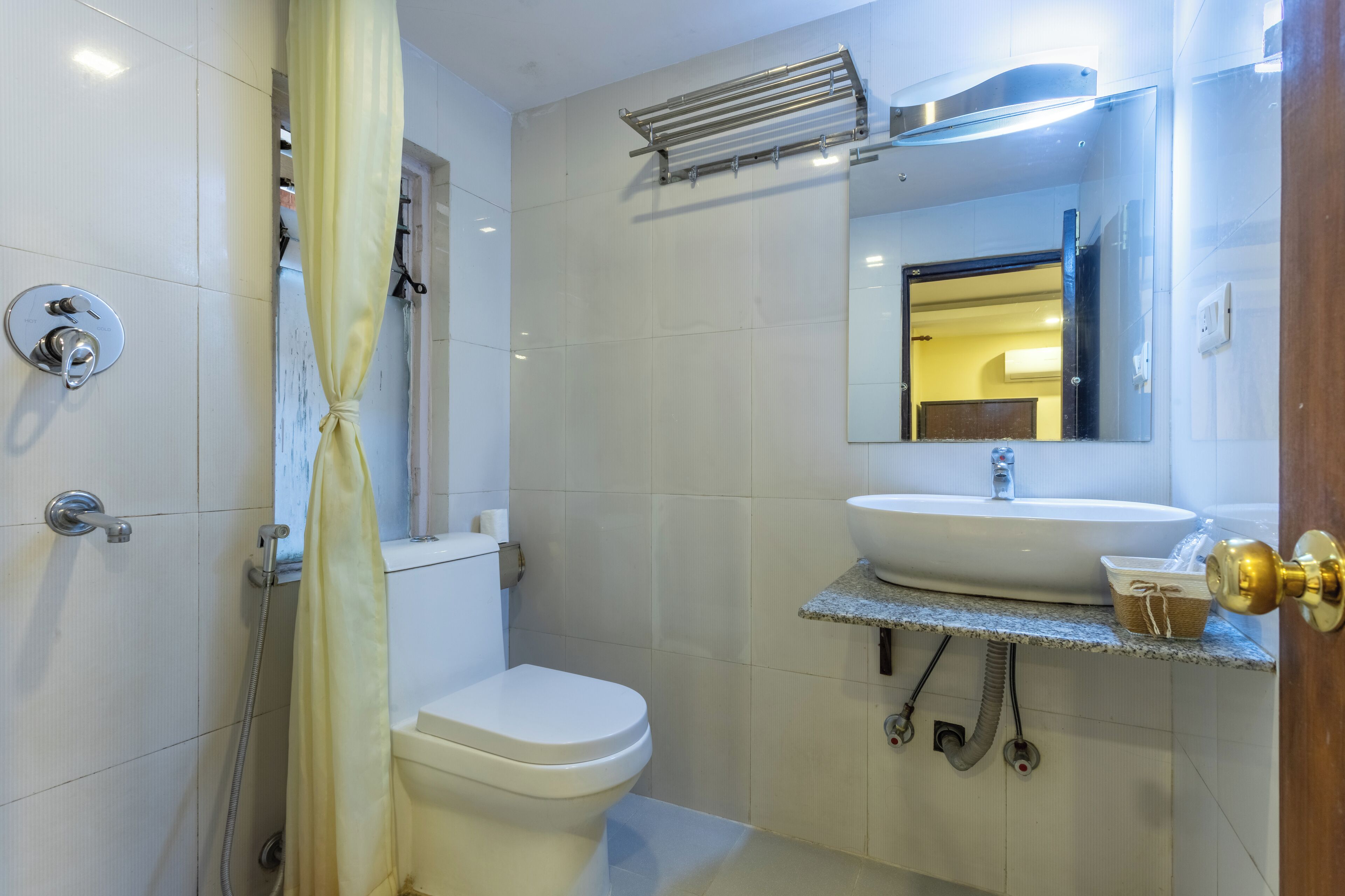 shower, rainfall showerhead, free toiletries, hair dryer