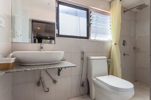 Deluxe Twin Room | Bathroom | Shower, rainfall showerhead, free toiletries, hair dryer - Hotel Sapana Garden (Kathmandu)