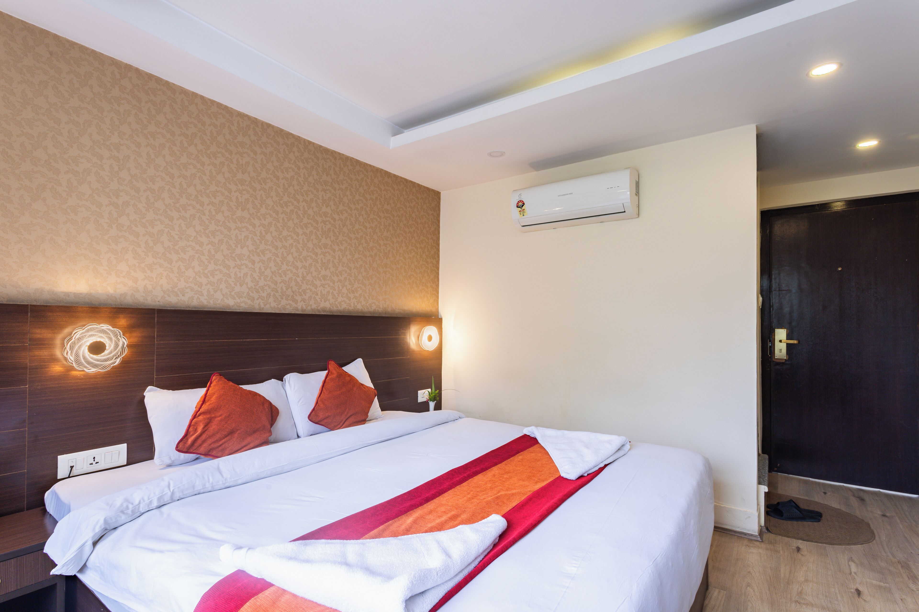 1 bedroom, premium bedding, desk, laptop workspace