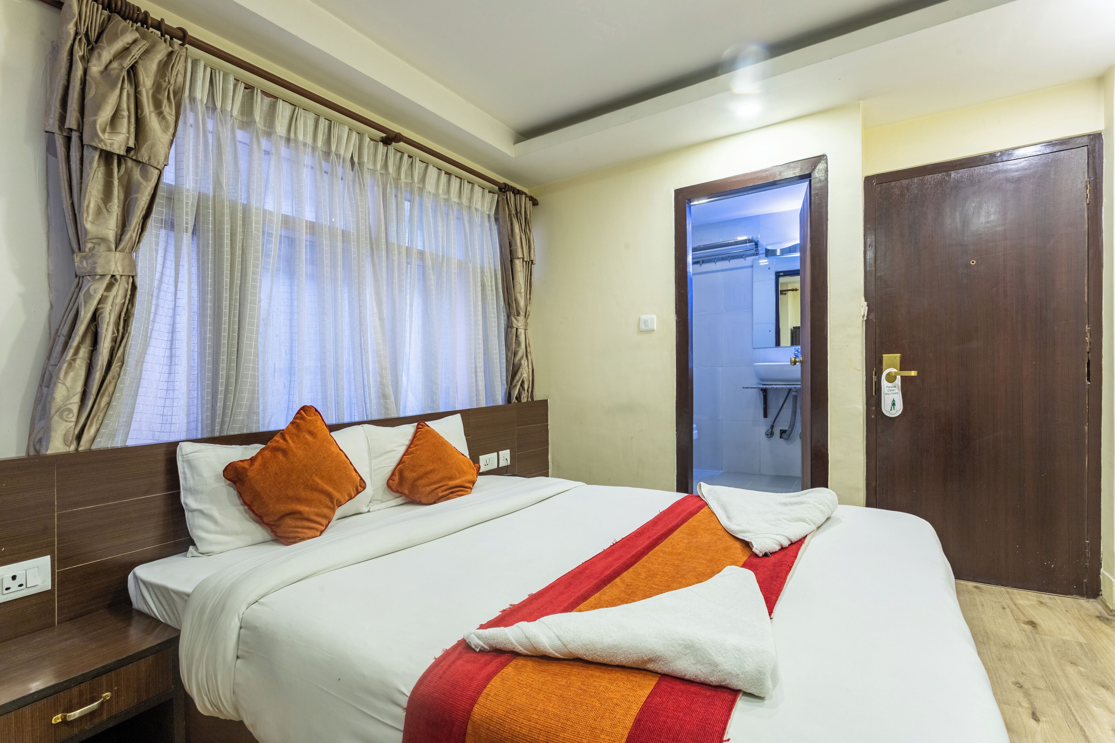 1 bedroom, premium bedding, desk, laptop workspace