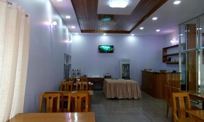 Buffet déjeuner gratuit tous les jours