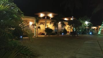 Voorkant accommodatie - avond/nacht