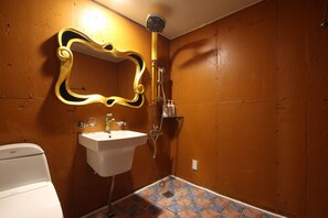 ฝักบัว, ของใช้ในห้องน้ำฟรี, ไดร์เป่าผม, รองเท้าสวมภายในห้อง