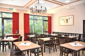 包含每日自助早餐