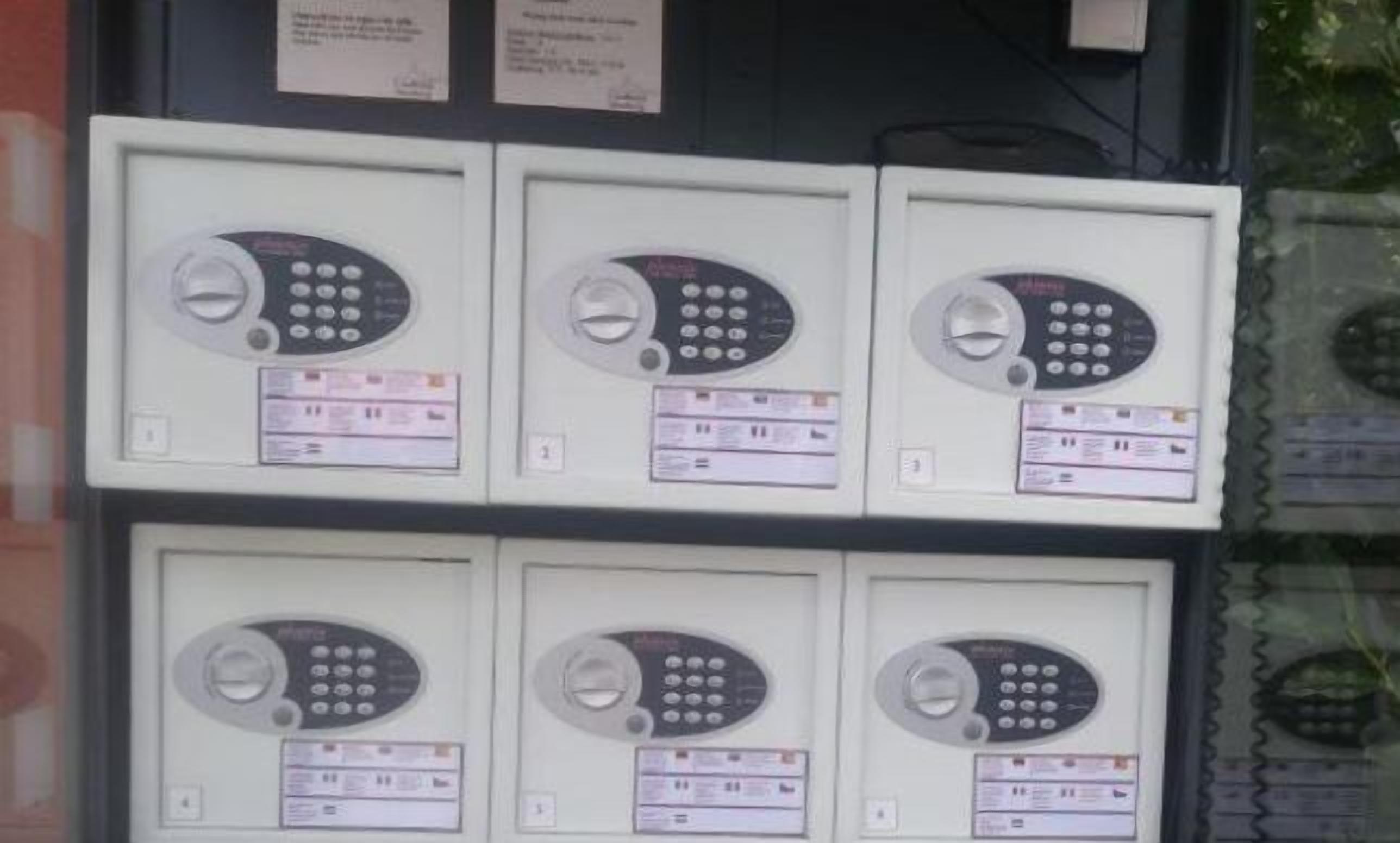 Cuatro paneles de intercomunicador fijados a la pared, con teclado y pantalla.