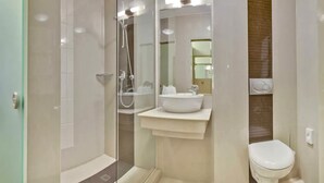 A modern bathroom with a glass-enclosed shower, a white sink, and a toilet. - Landhotel Neunburg (Neunburg vorm Wald)