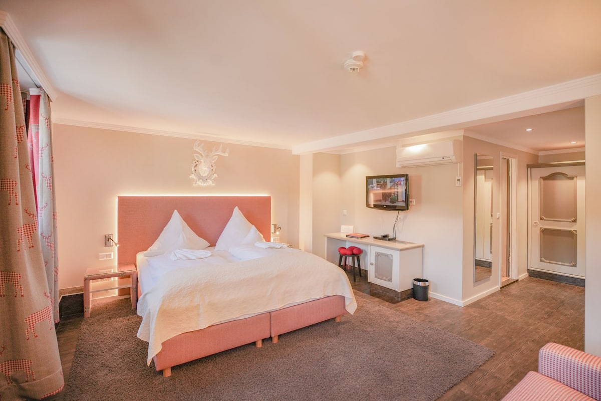 Comfort tweepersoonskamer | Luxe beddengoed, een minibar, een kluis op de kamer, een bureau
