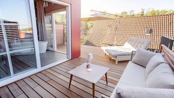 Habitación Deluxe doble, balcón | Ropa de cama de alta calidad, minibar, caja fuerte y escritorio