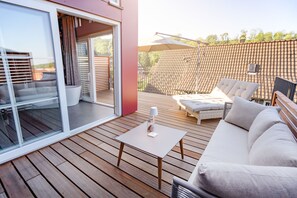 Deluxe Double Room, Balcony | Premium bedding, minibar, in-room safe, desk