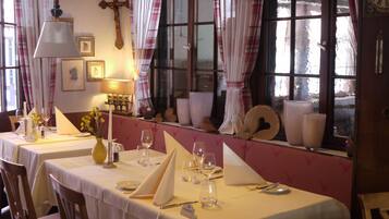 Frühstück, Mittagessen, Abendessen, lokale und internationale Küche