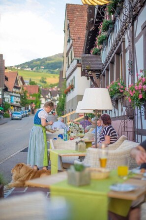 Breakfast, lunch, dinner served; local and international cuisine