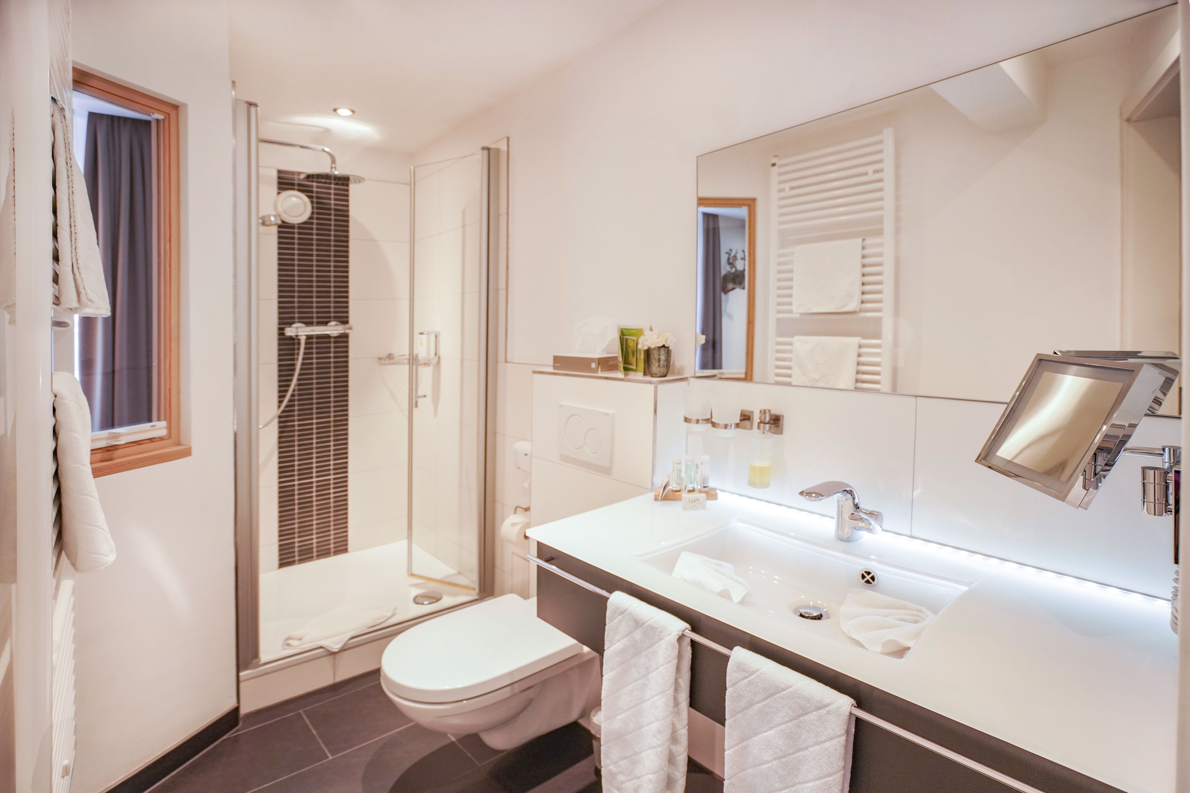 comfort double room | bathroom | deep-soaking bathtub, free toiletries, hair dryer, towels