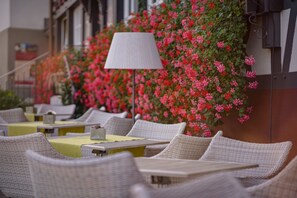 Phục vụ bữa sáng, bữa trưa, bữa tối và bữa sáng muộn