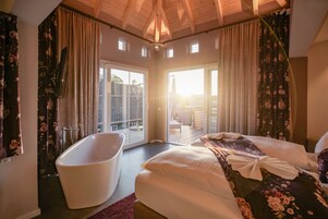 华丽双人房, 阳台 | 高档床上用品、迷你吧、客房内保险箱、办公桌