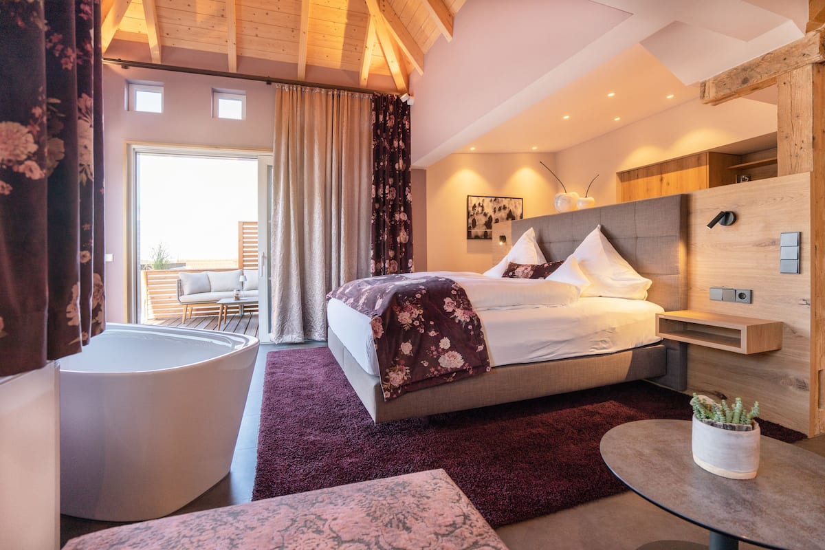 deluxe double room, balcony | premium bedding, minibar, in-room safe, desk