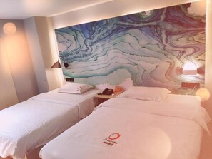 Escritorio, cortinas blackout, sistema de insonorización y wifi gratis 