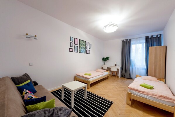 Apartment, Ensuite | Living room | Flat-screen TV