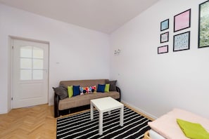 Apartment, Ensuite | Living room | Flat-screen TV