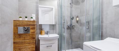 Appartement, salle de bain attenante | Salle de bain | Douche, articles de toilette (gratuits), séchoir à cheveux