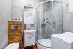 Apartment, Ensuite | Bathroom | Shower, free toiletries, hair dryer, towels