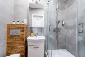 Apartment, mit Bad | Badezimmer | Dusche, kostenlose Toilettenartikel, Haartrockner, Handtücher