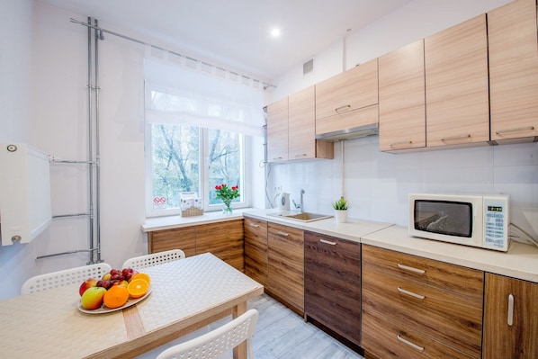 Apartment, Ensuite | Private kitchen | Fridge, oven, stovetop, coffee/tea maker